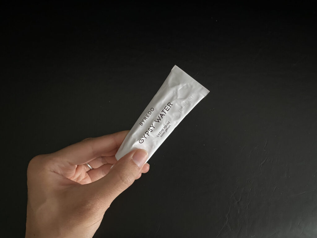 バイレード ハンドクリームを愛用する30代男性の使用シーン