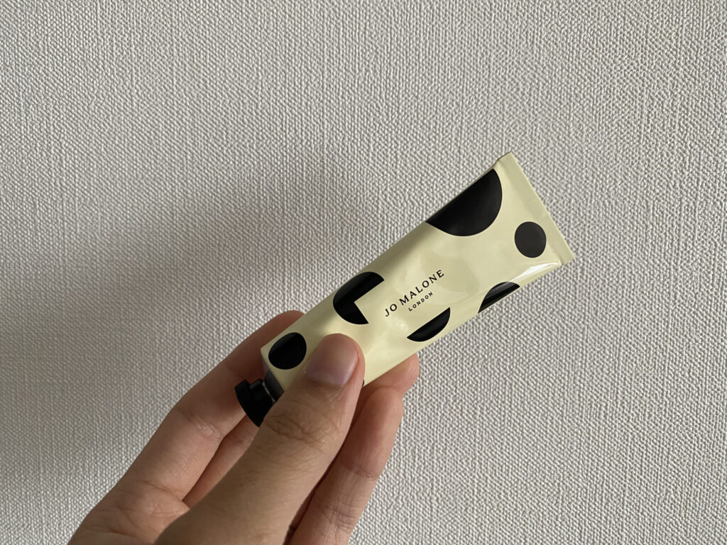 ジョーマローン ハンドクリームをパートナーとシェアする30代男性の日常シーン